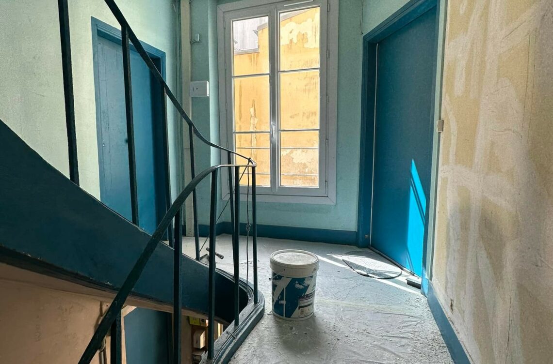 renovation-peinture_etage1-escalier_mur